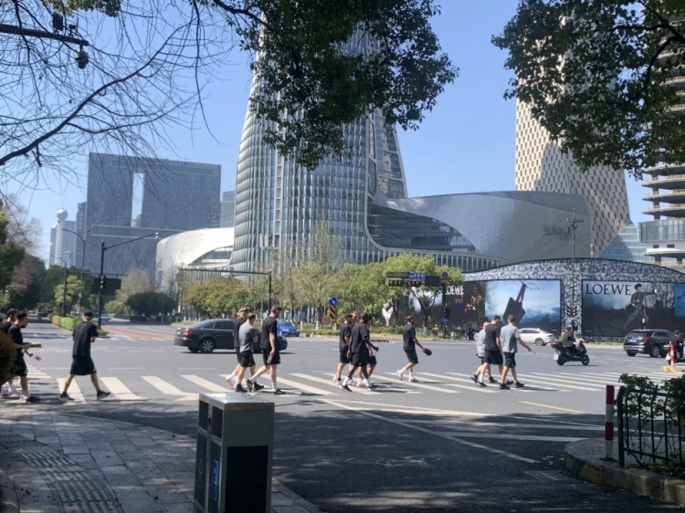 心態放松，有網友拍到澳大利亞隊早上在萬象城citywalk