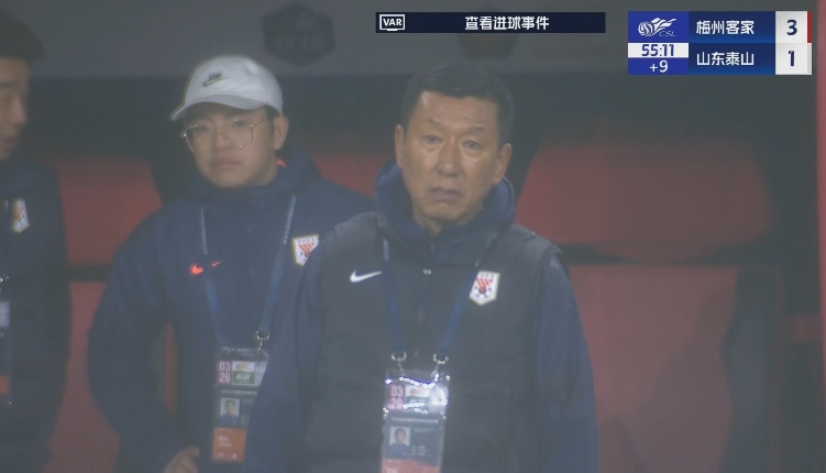 半場1-3落后遞補隊！場邊的崔康熙表情焦急
